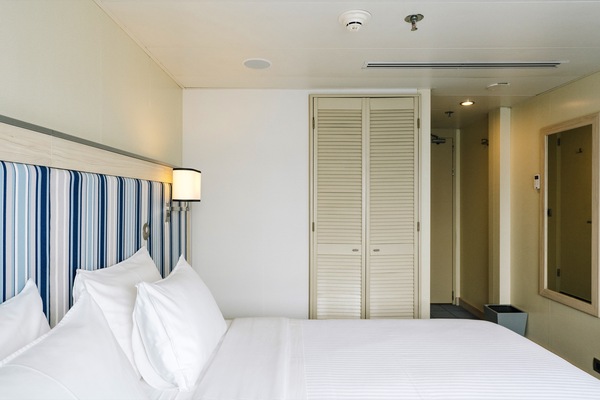 HX Hurtigruten Expeditions, Santa Cruz II, Explorer Cabin EE, Credit - Clara Tuma 2.JPG